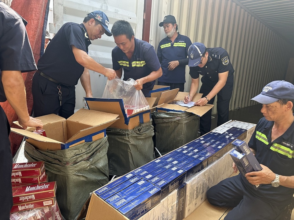 Thuốc lá lậu ngụy trang trong bài ghế xuất lậu bị bắt giữ. Ảnh: T.H