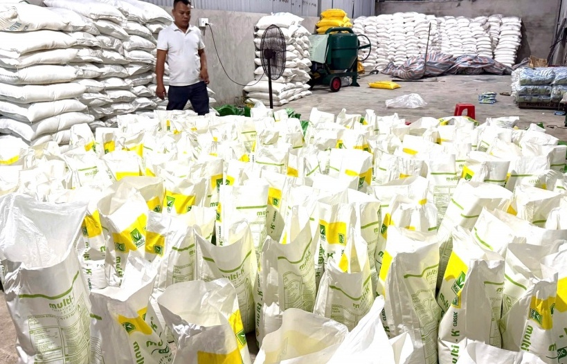 Dán nhãn và kiểm tra chất lượng hàng hóa nhập khẩu mặt hàng phân bón hữu cơ