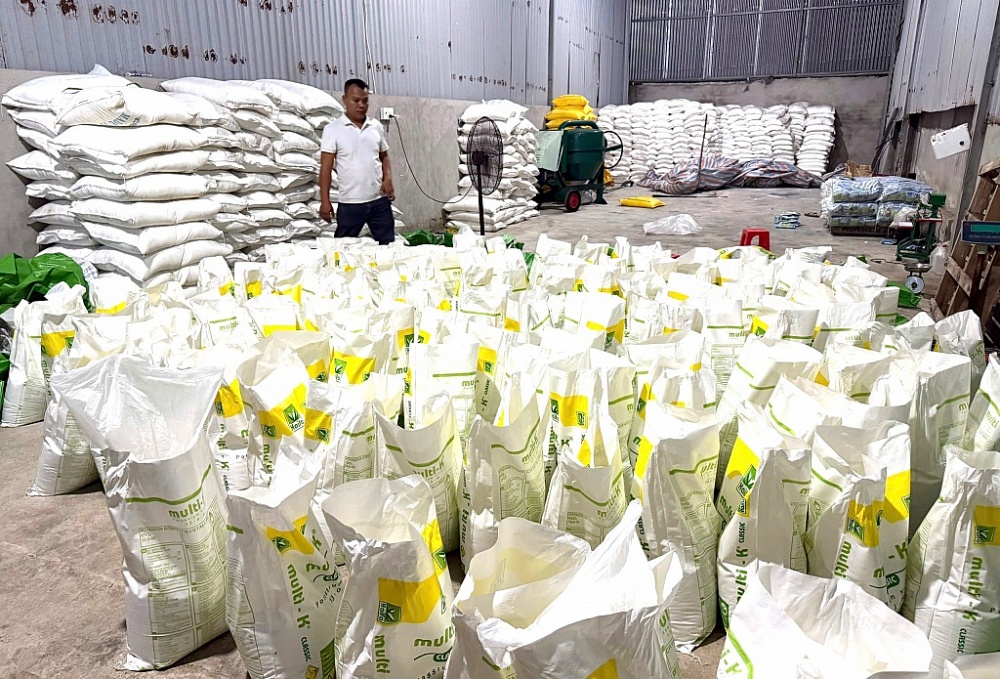 Dán nhãn và kiểm tra chất lượng hàng hóa nhập khẩu mặt hàng phân bón hữu cơ