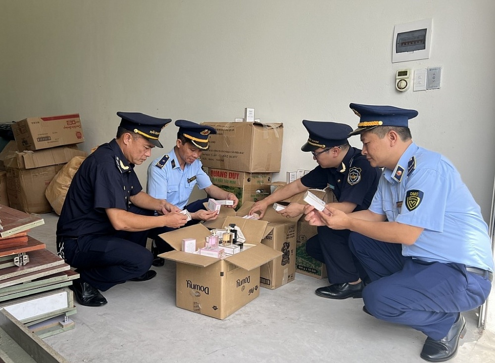 Các lực lượng phối hợp thực hiện kiểm tra hàng hóa bắt giữ