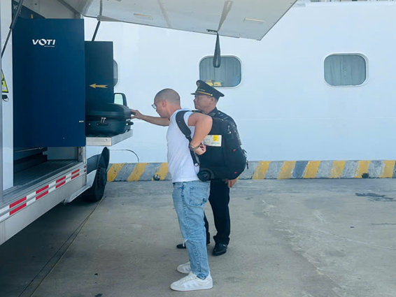 Công chức Hải quan của khẩu cảng Hòn Gai kiểm tra hành lý của hành khách XNC