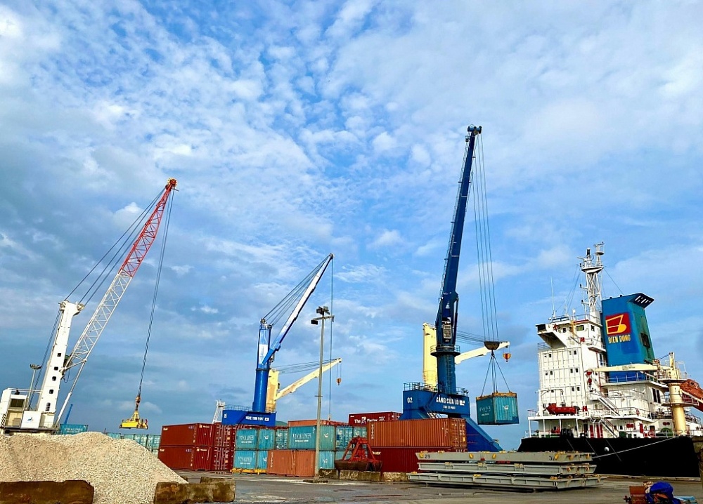 Hoạt động bốc xếp hàng hóa tại cảng Cửa Lò. Ảnh: H.N