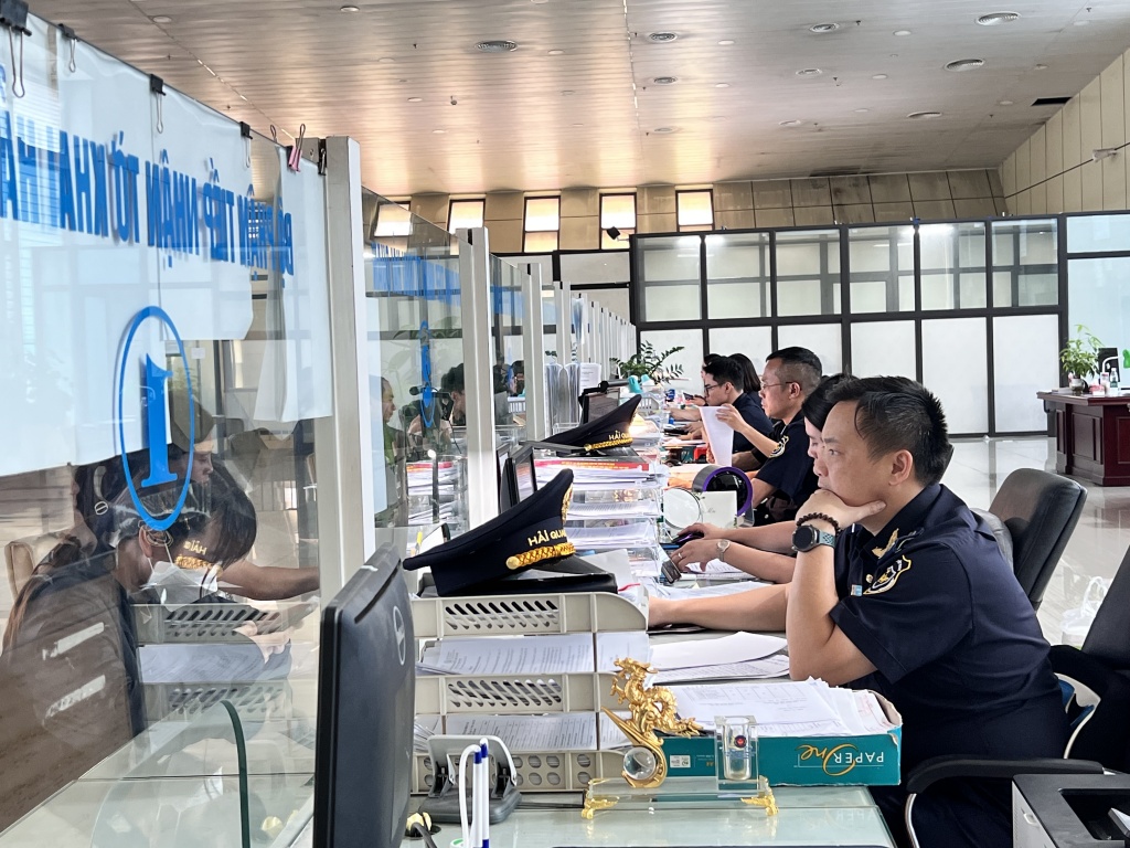Hoạt động nghiệp vụ tại Hải quan cửa khẩu quốc tế Hữu Nghị. Ảnh: H.Nụ
