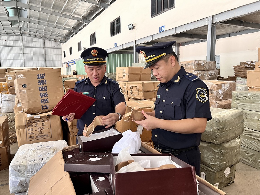 Công chức Hải quan cửa khẩu Tân Thanh (Chi cục Hải quan khu vực VI) kiểm tra xuất xứ hàng hóa. Ảnh: H.Nụ