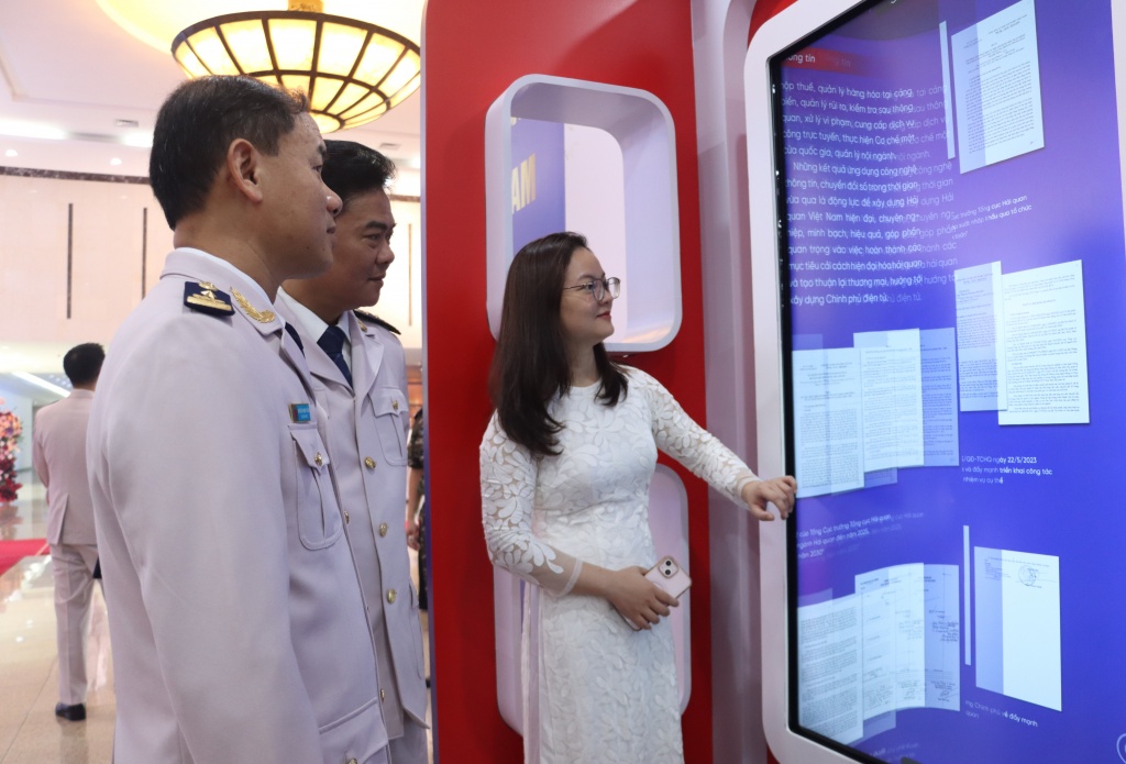 (PHOTO): Cục Hải quan long trọng tổ chức kỷ niệm 80 năm ngày truyền thống 10/9