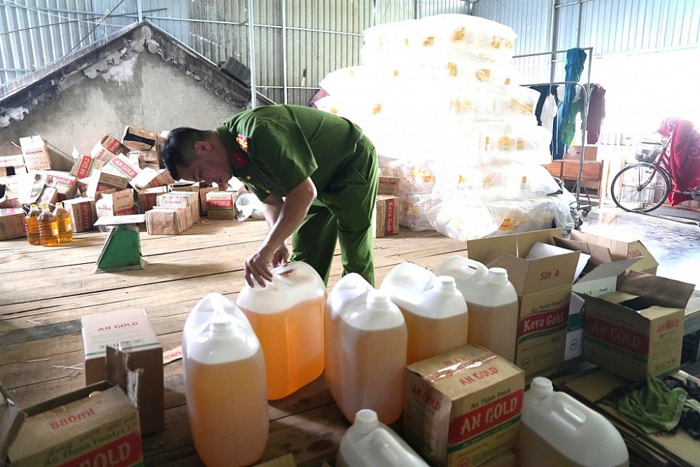 Lực lượng chức năng kiểm tra kho hàng của kiểm tra Công ty TNHH Thương mại An Thịnh Food.