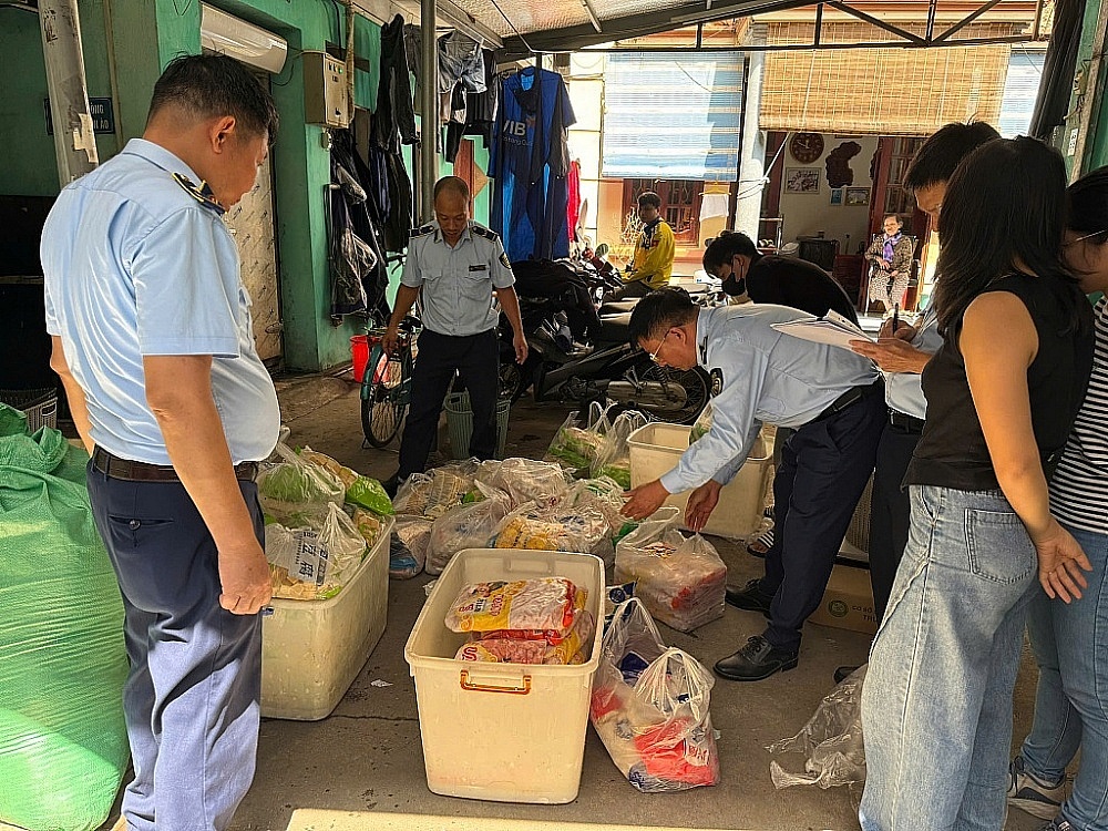 Lực lượng chức năng trên địa bàn thành phố kiểm tra hàng hóa vi phạm.