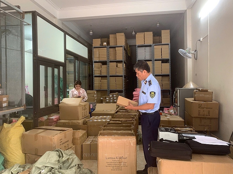Thu giữ lượng lớn hàng hoá có dấu hiệu giả mạo nhãn hiệu 