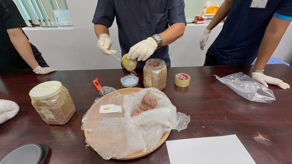 Ma túy giấu trong hũ mắm tôm do Hải quan cửa khẩu sân bay quốc tế Tân Sơn Nhất bắt giữ