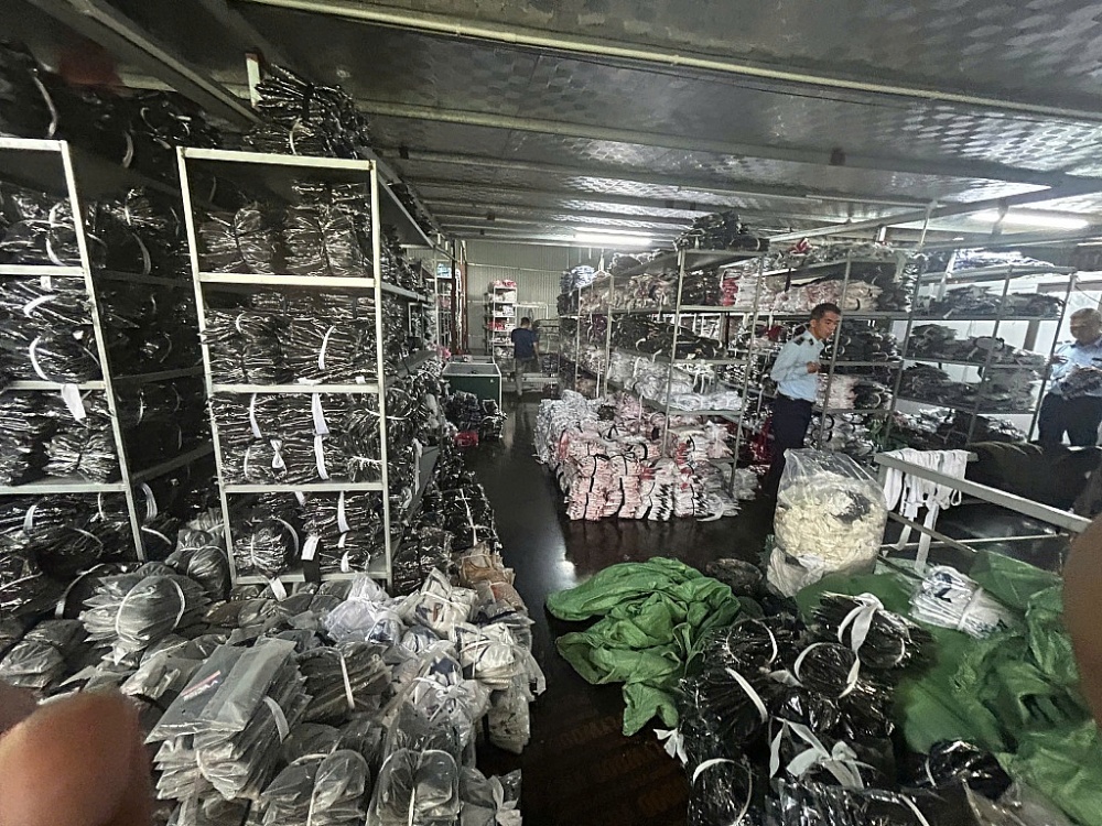 Phát hiện cơ sở sản xuất quần áo giả nhãn hiệu YONEX