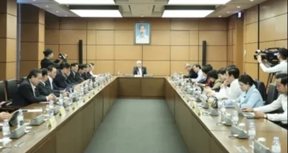 Tăng trách nhiệm với người nổi tiếng khi bán hàng trực tuyến