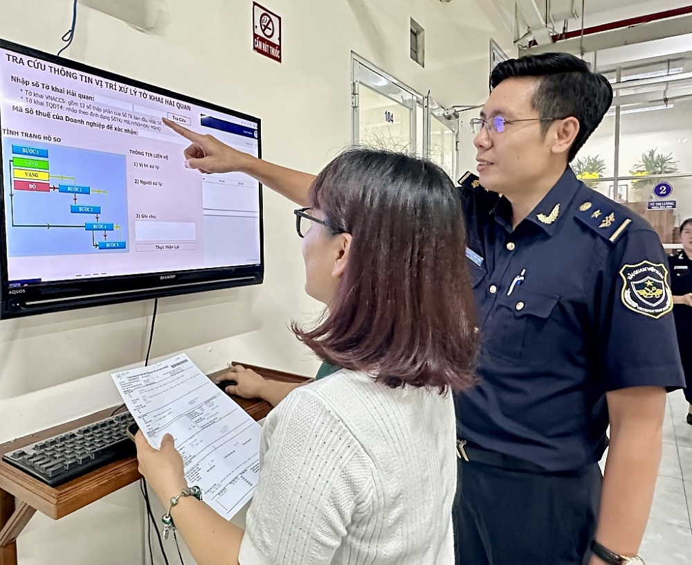Công chúc Hải quan khu công nghệ cao hướng dẫn doanh nghiệp tra cứu thông tin
