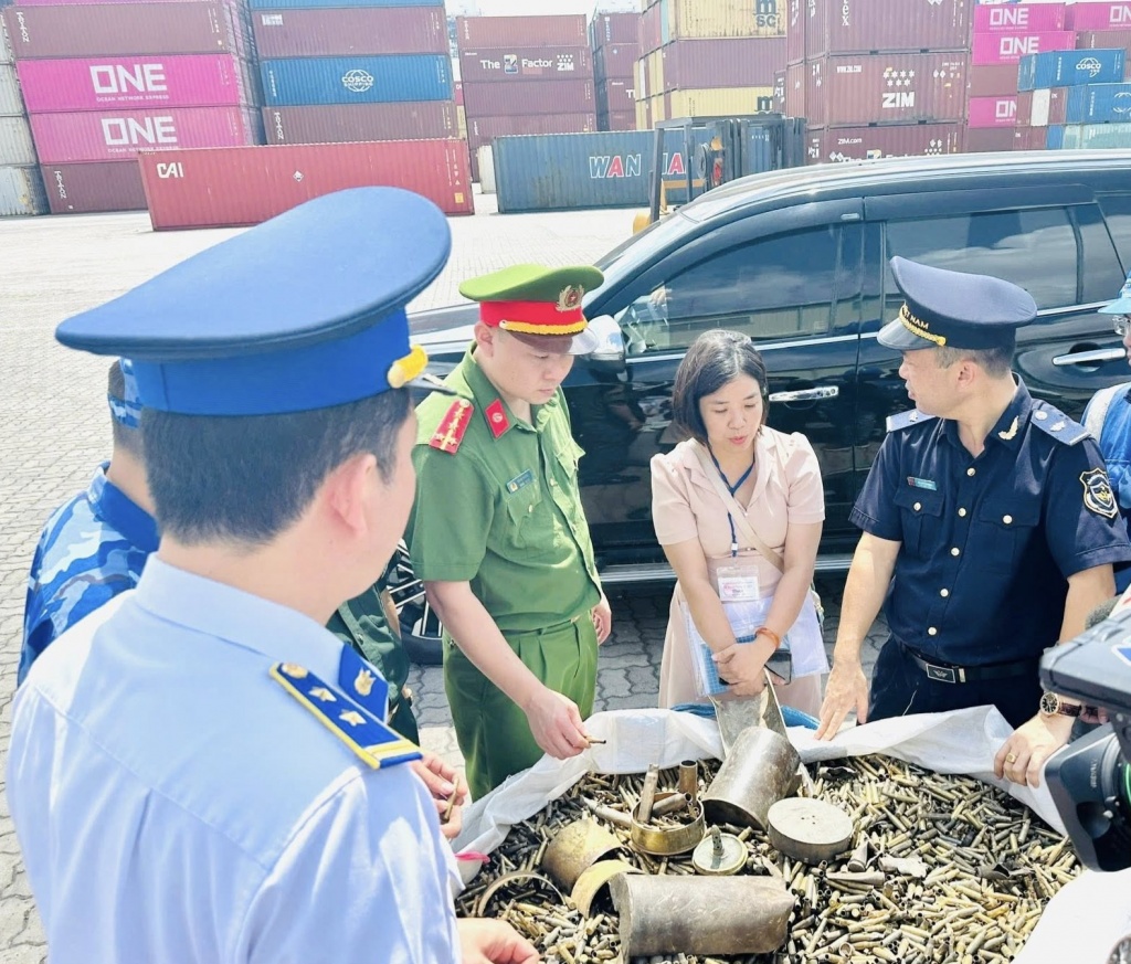 Công an Hải Phòng và Hải quan khu vực III đồng chủ trì bắt giữ hơn 25 tấn vỏ đạn quân dụng