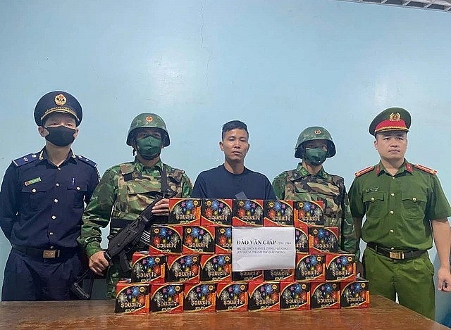 Lực lượng chức năng tỉnh Hà Tĩnh bắt giữ đối tượng vận chuyển pháo trái phép qua biên giới.