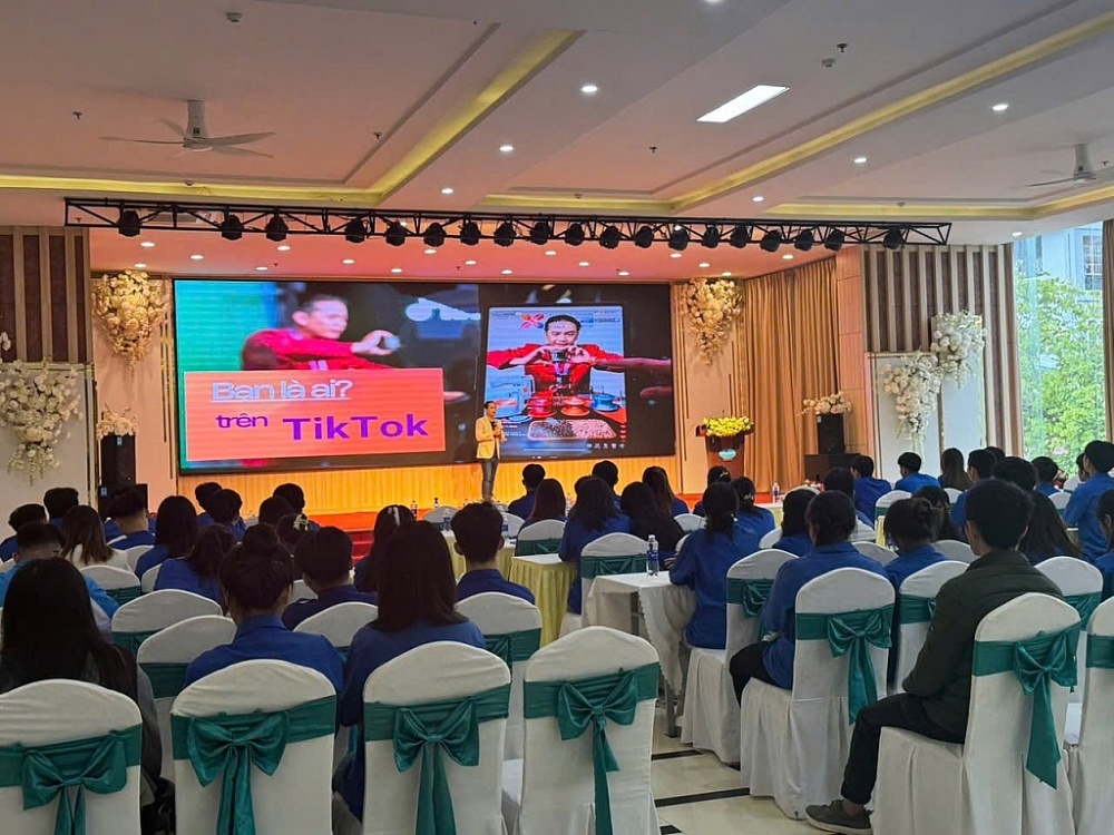 Các nhà sáng tạo nội dung chia sẻ thực tế về kỹ năng livestream, bán hàng nông sản trên TikTok Shop cho thanh niên tại địa phương. 