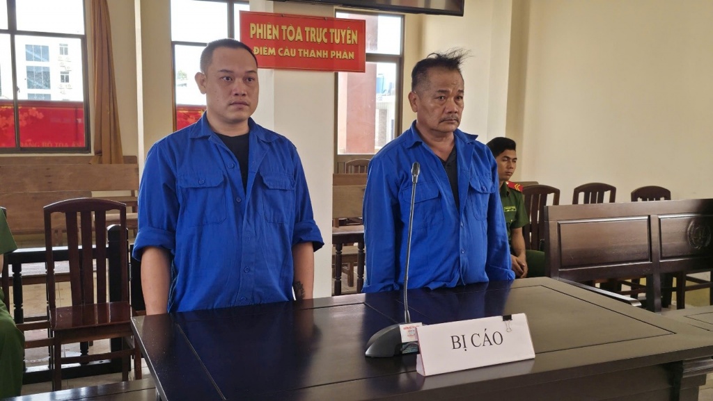 Hai bố con vào tù vì tổ chức cho người khác xuất cảnh trái phép