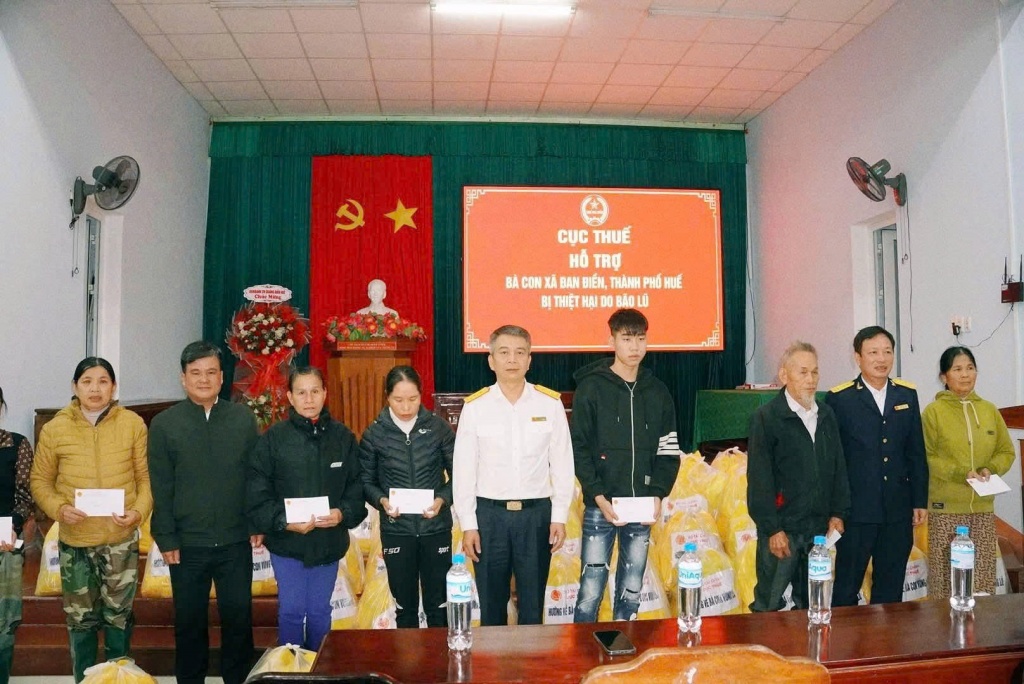 Cục Thuế trao tặng quà hỗ trợ người dân TP Huế sau lũ lụt