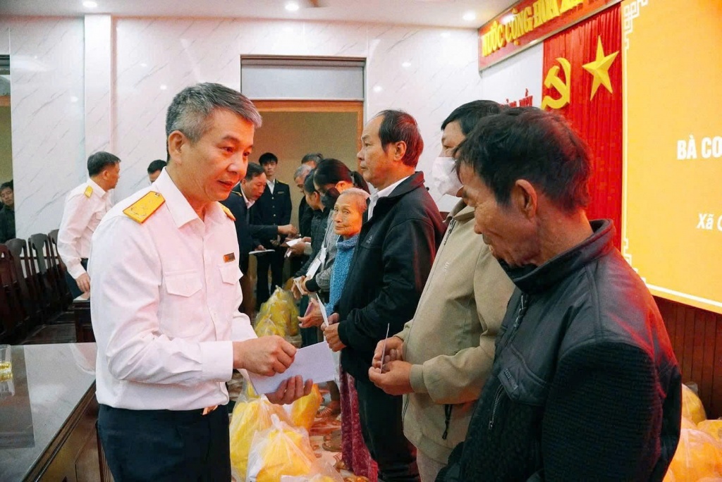 Cục Thuế trao tặng quà hỗ trợ người dân TP Huế sau lũ lụt