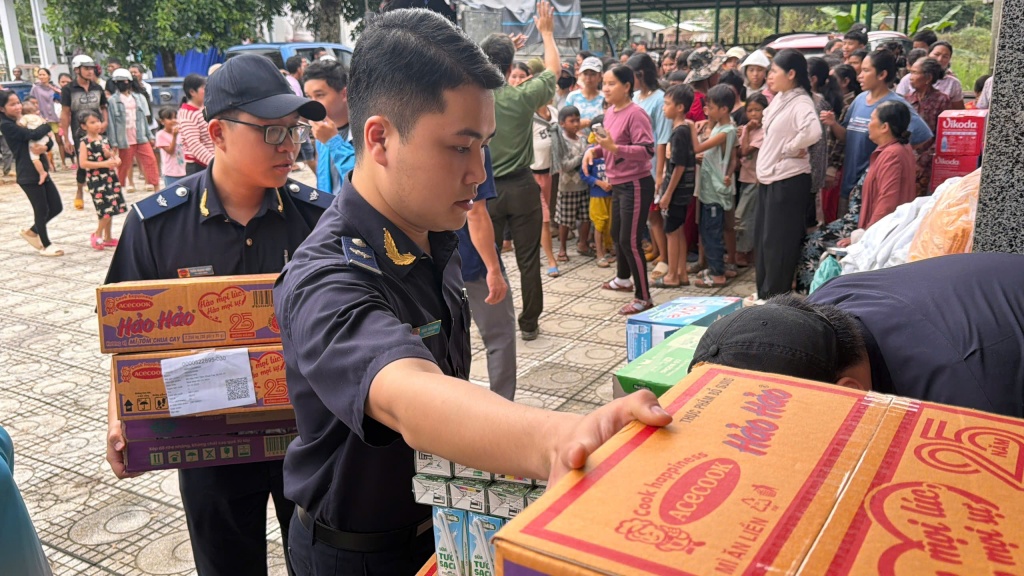 Chi cục Hải quan khu vực XIII trao tặng nhu yếu phẩm, hỗ trợ người dân vùng lũ