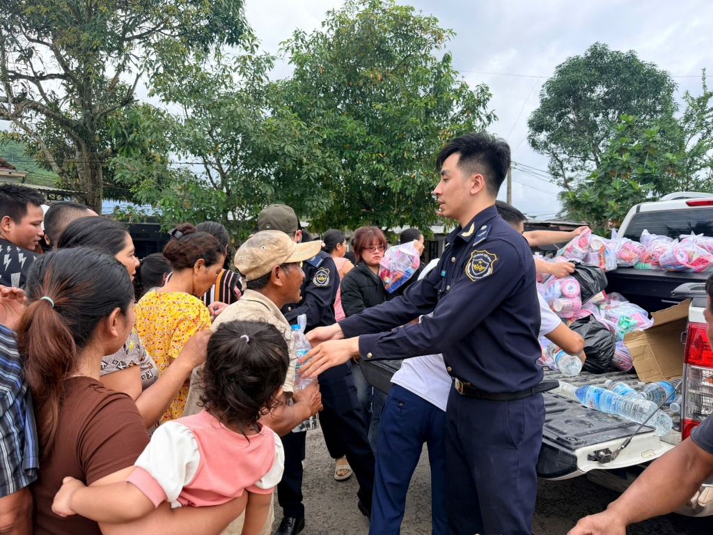 Chi cục Hải quan khu vực XIII trao tặng nhu yếu phẩm, hỗ trợ người dân vùng lũ