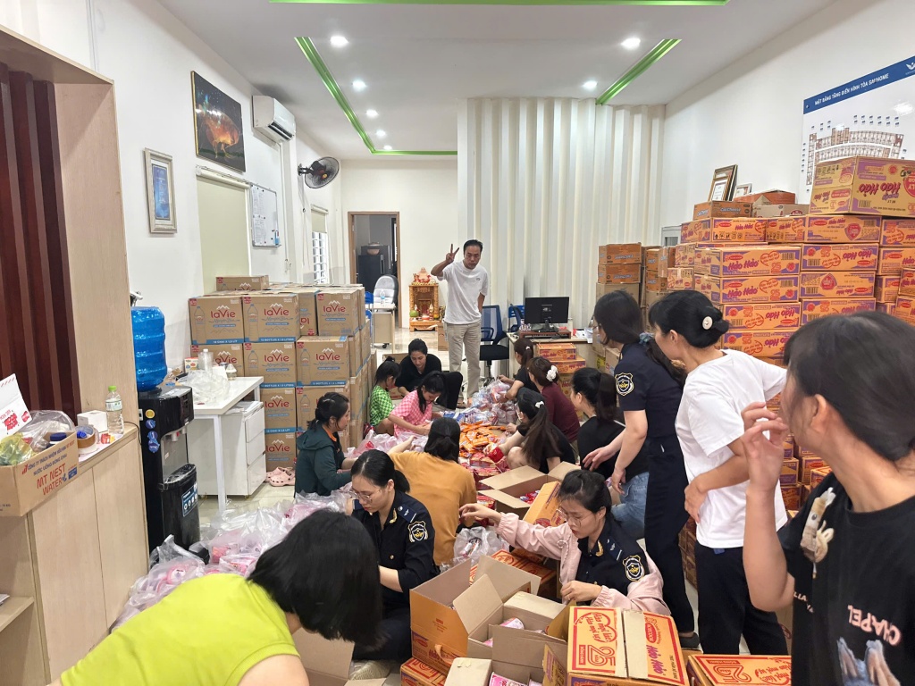 Chi cục Hải quan khu vực XIII trao tặng nhu yếu phẩm, hỗ trợ người dân vùng lũ