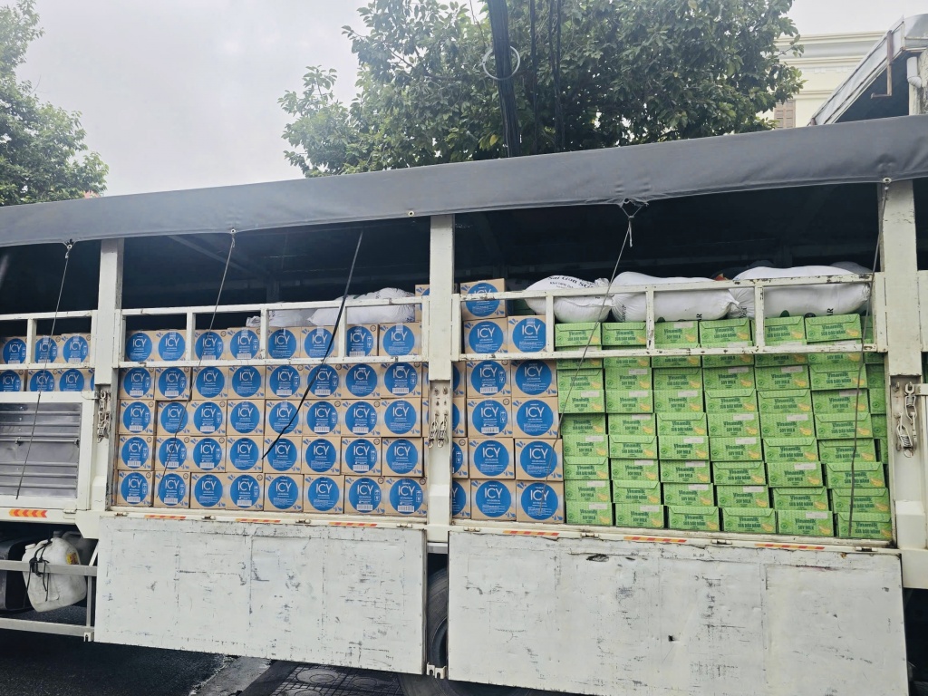 48 tấn sữa và nước uống của Vinamilk đến với người dân vùng rốn lũ miền Trung và Tây nguyên