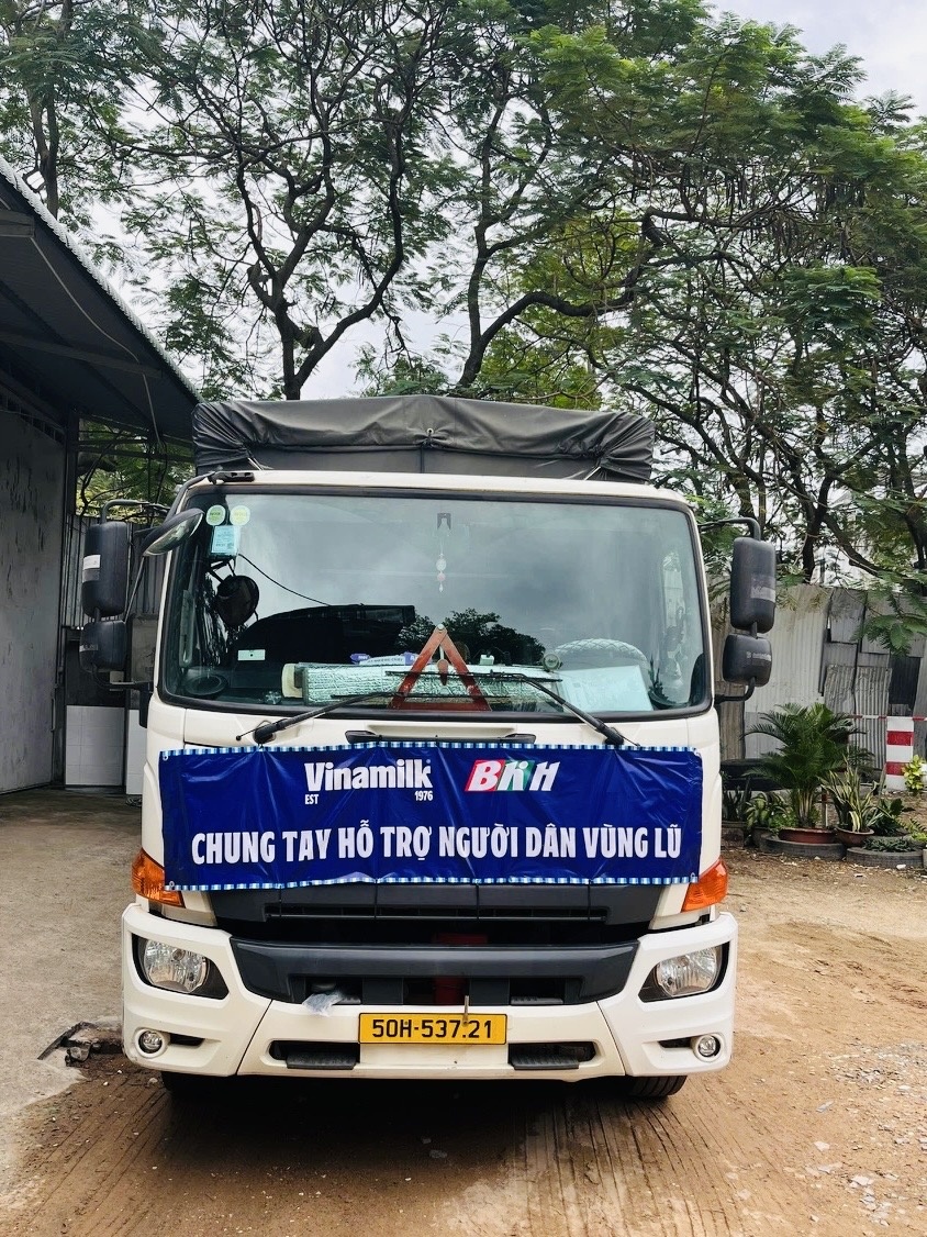 48 tấn sữa và nước uống của Vinamilk đến với người dân vùng rốn lũ miền Trung và Tây nguyên