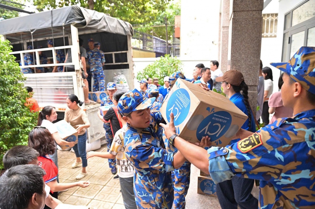 48 tấn sữa và nước uống của Vinamilk đến với người dân vùng rốn lũ miền Trung và Tây nguyên