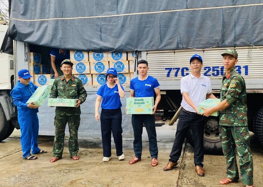 48 tấn sữa và nước uống của Vinamilk đến với người dân vùng rốn lũ miền Trung và Tây nguyên