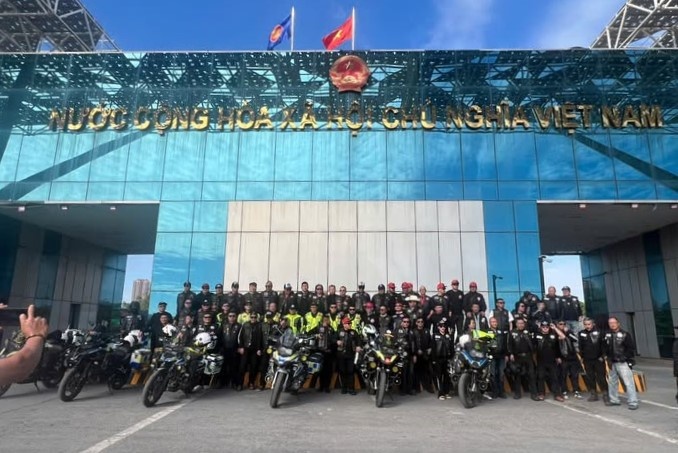 Hải quan Móng Cái đón đoàn diễu hành xe ô tô, mô tô thể thao tự lái Việt- Trung