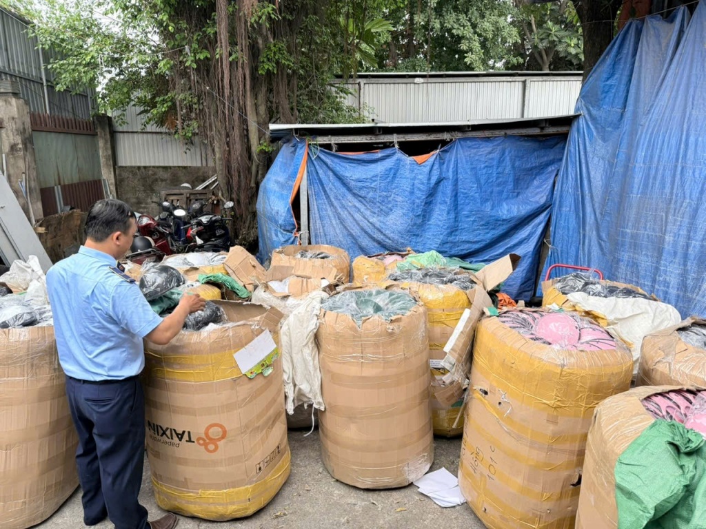 Phát hiện kho chứa trên 5.000 mũ bảo hiểm “5 không”