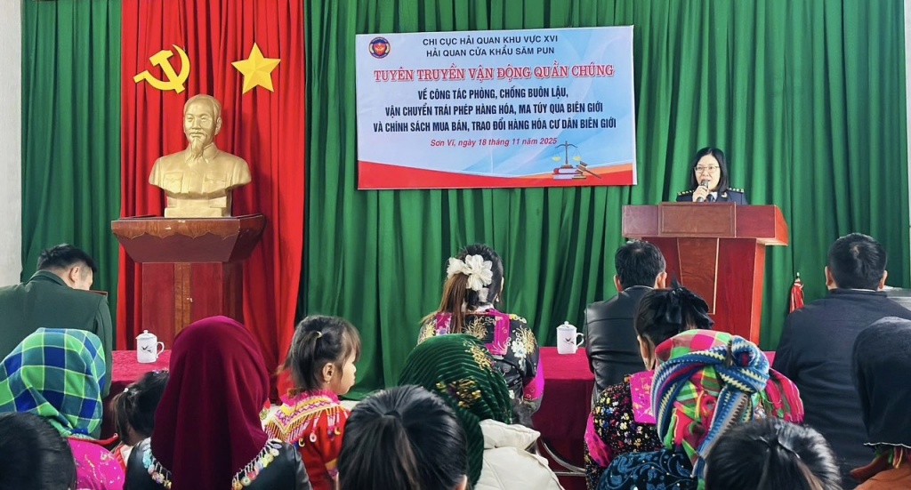 Hải quan cửa khẩu Săm Pun tuyên truyền pháp luật cho cư dân biên giới