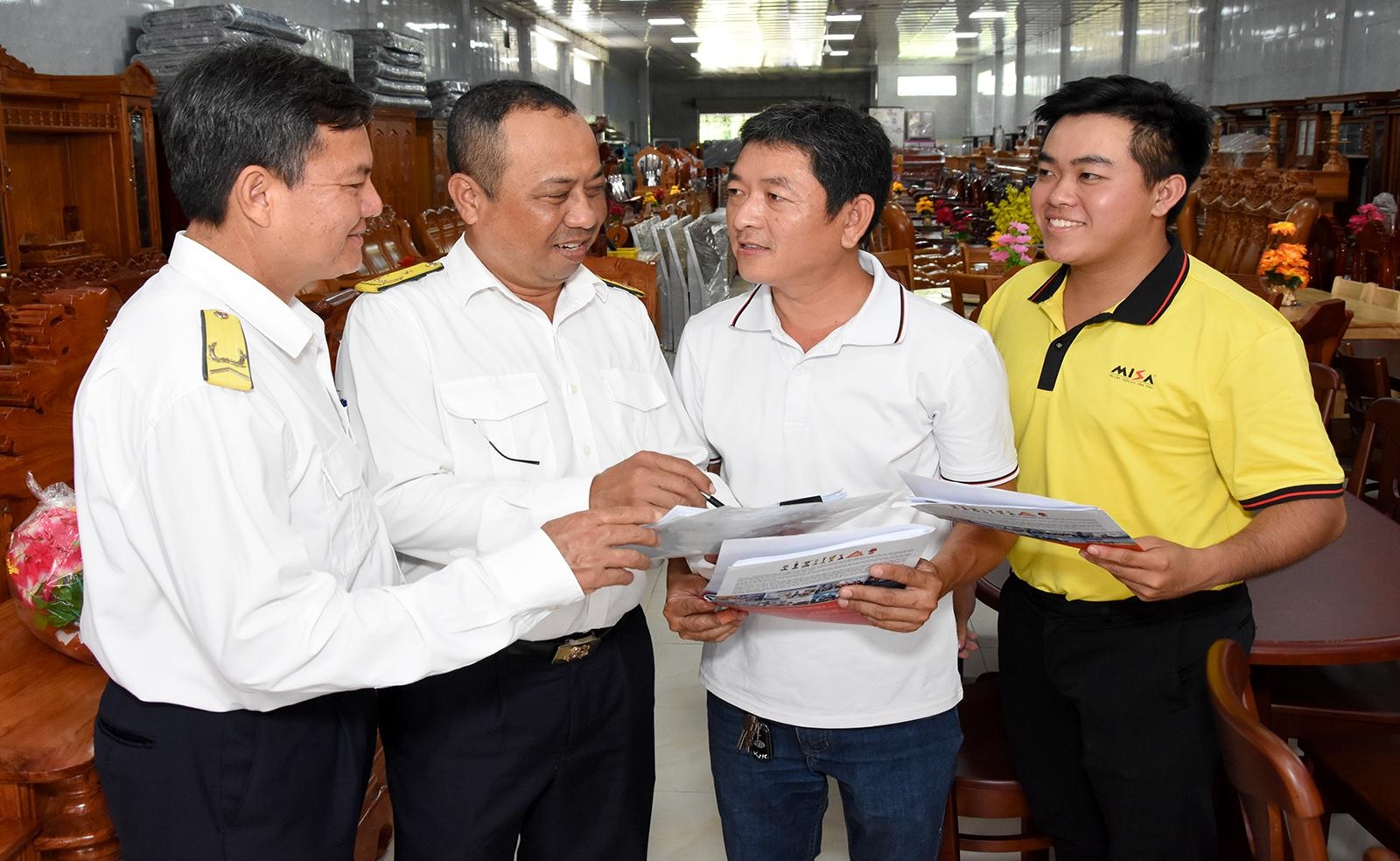 Đẩy mạnh phổ biến Cẩm nang nghiệp vụ thuế dành cho công chức cấp xã