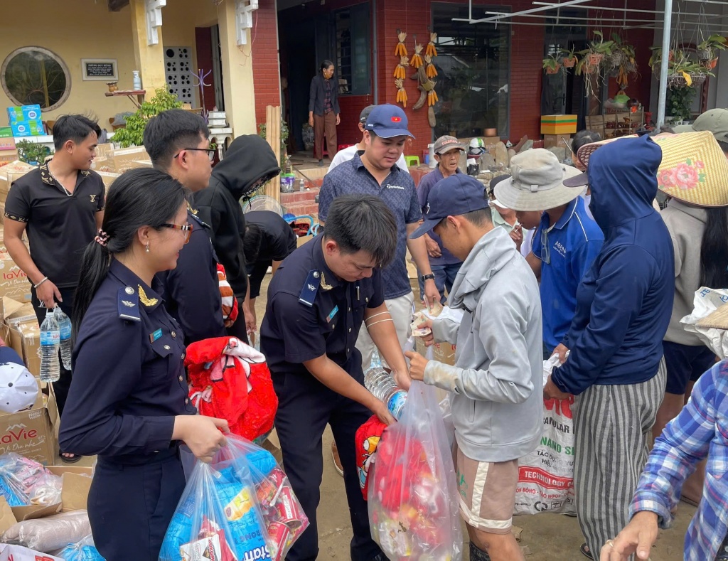 Hải quan khu vực XIII tiếp tục trao hàng cứu trợ tới người dân vùng lũ