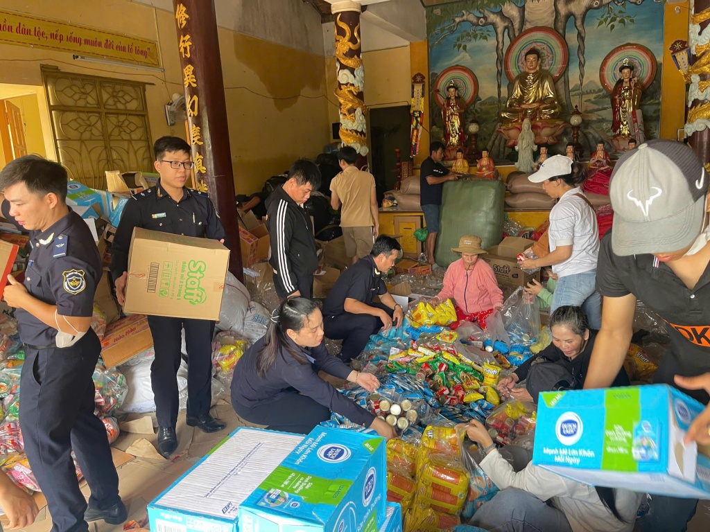 Hải quan khu vực XIII tiếp tục trao hàng cứu trợ tới người dân vùng lũ
