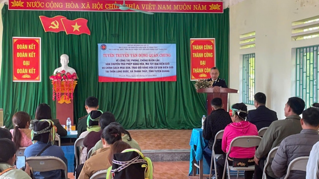 Hải quan cửa khẩu quốc tế Thanh Thủy tuyên truyền pháp luật cho cư dân biên giới