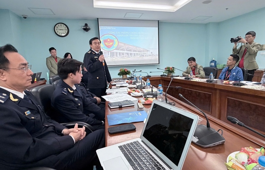 Hải quan Nội Bài phối hợp chống buôn lậu trên đường bay quốc tế
