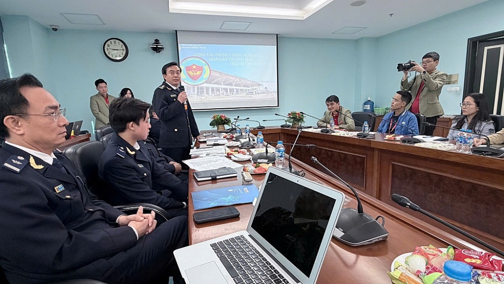 Lãnh đạo Hải quan cửa khẩu sân bay quốc tế Nội Bài phát biểu tại hội thảo.