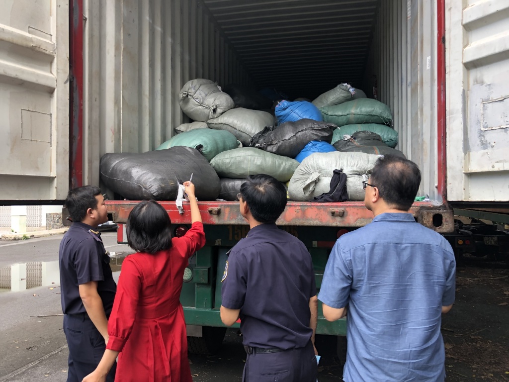 Ngụy trang hàng gia công xuất khẩu bằng vải vụn, quần áo cũ