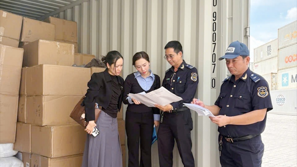 Phát hiện hơn 2.500 sản phẩm áo, giày giả nhãn hiệu nổi tiếng, giá trị hơn 8 tỷ đồng.