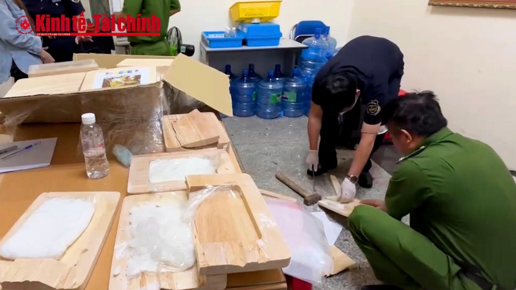 VIDEO: Hải quan thu giữ hơn 5 kg ma túy cất trong thớt gỗ.